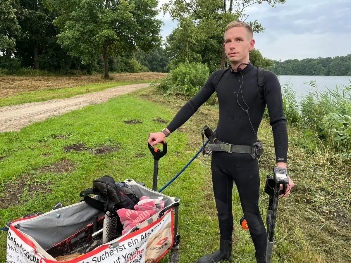 Patrik beim Tauchgang auf der Suche nach einem verlorenen Ehering im Wasser