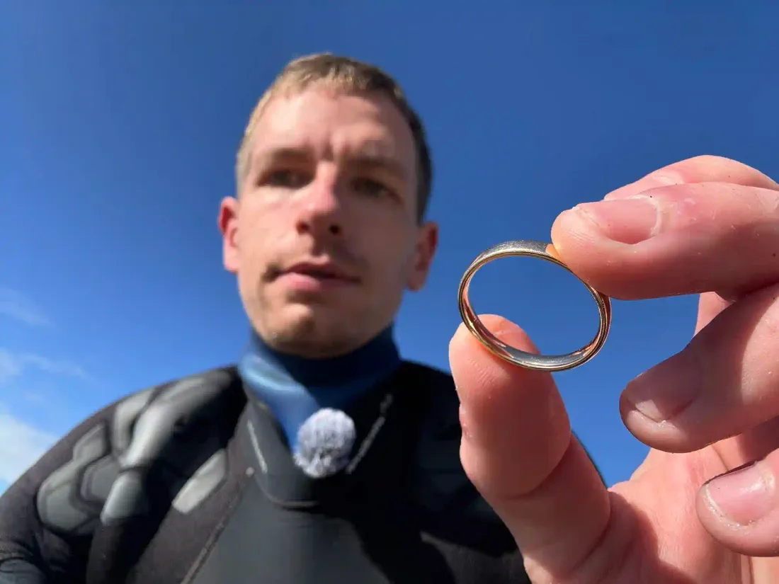 Patrik hält einen frisch geborgenen Ring hoch
