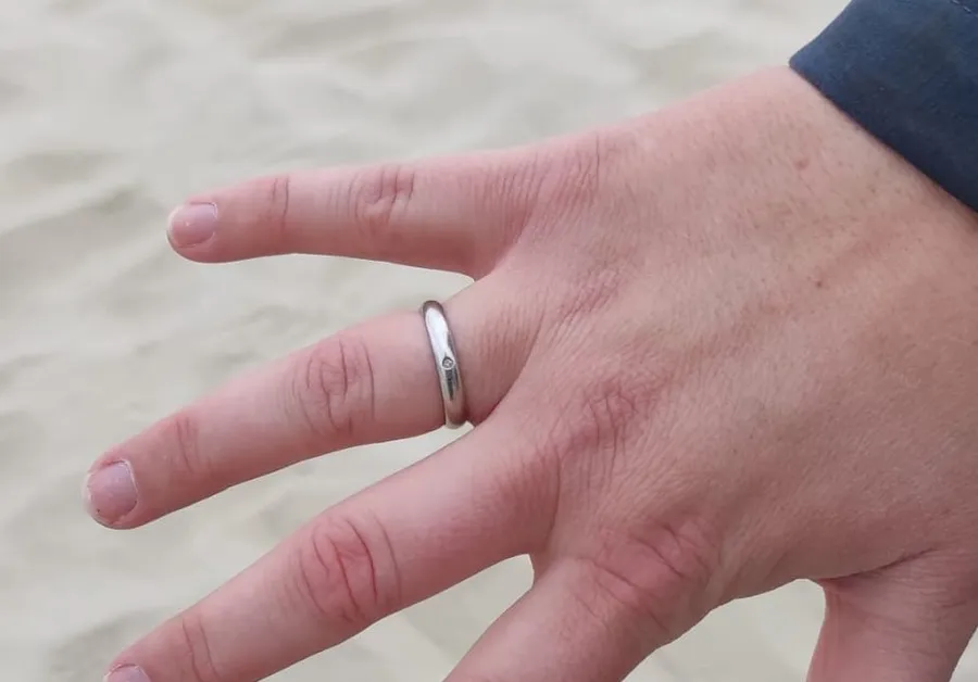 Ehering am Strand in der Hand